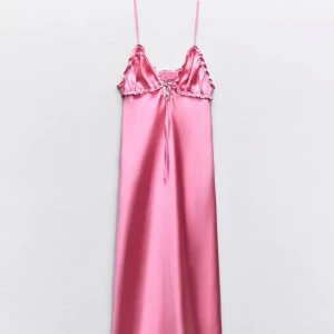 Rosa satinklänning - Säljer en glansig rosa långklänning i satin från Zara. Helt oanvänd med prislapp kvar🩷 