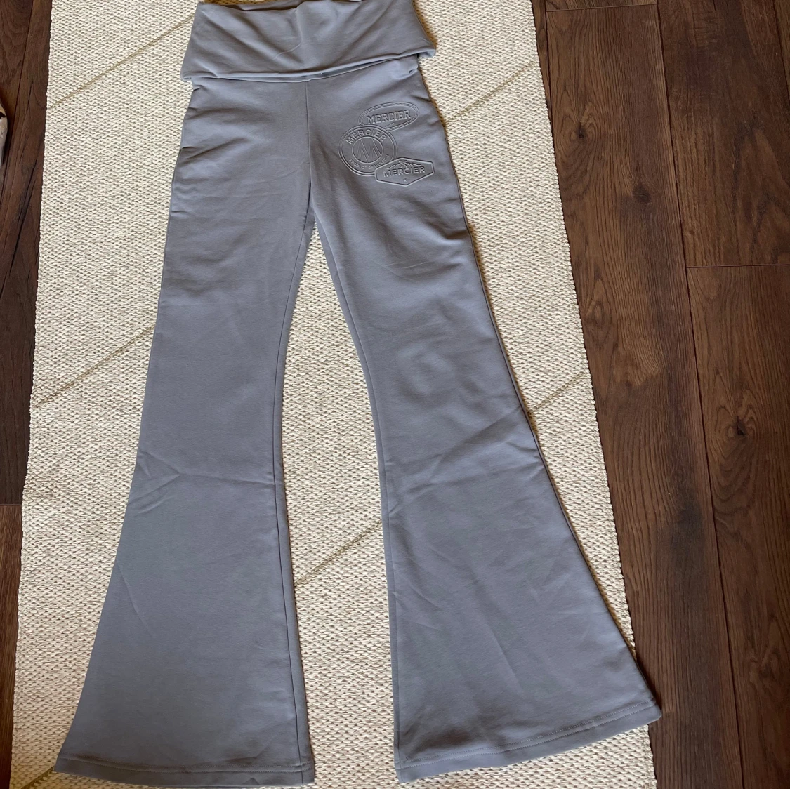 Grå yoga pants bootcut byxor från Mercier