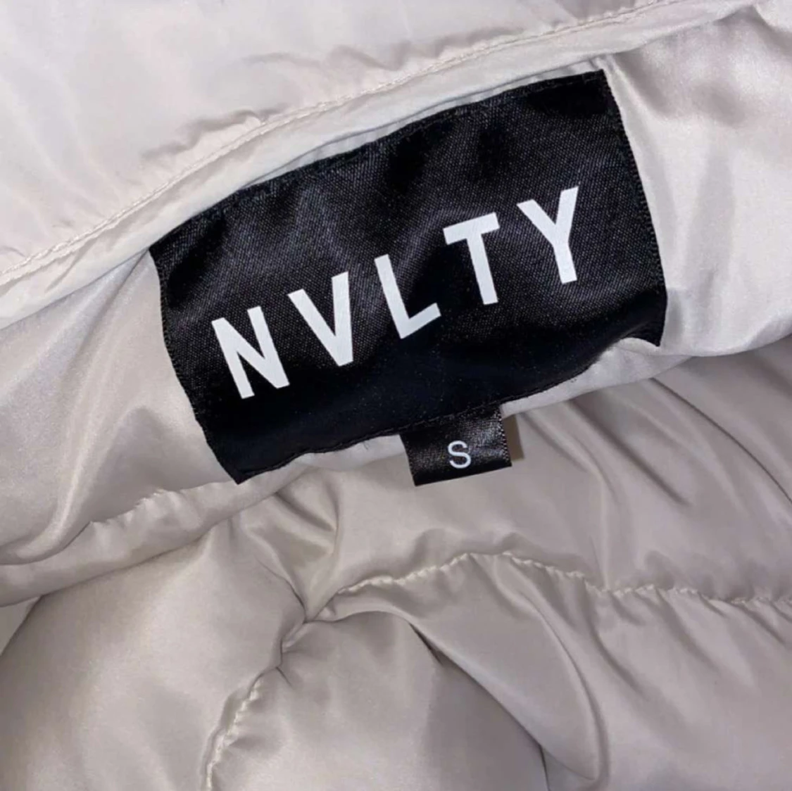 Vit pufferjacka med färgstänk från NVLTY - 2