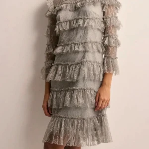 By Malina Carmine - Carmine frill mini lace dress i Stl M. Helt ny med lappar kvar! Grå/ beige  Köpt för 2800:-