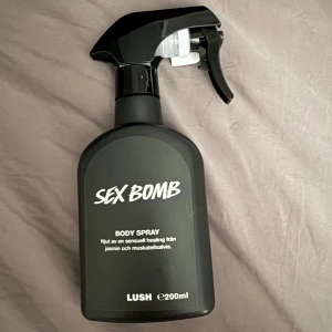 Sex Bomb Body Spray från Lush - Sex Bomb Body Spray från Lush i en svart sprayflaska med vit text. Doften har inslag av jasmin och muskatsalvia. Köpte den här på plick men kommer inte till användning, cirka 75% kvar.