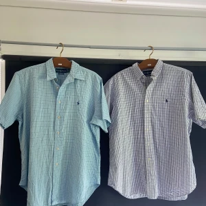 Ralph lauren skjortor  - •9/10 skick - ✅ •Storlek - XL📏 •Fraktar - inom 24h📦 Båda skjortorna för 199kr 🤝