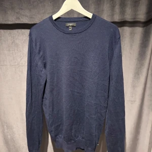 Matinique Merino  - Säljer en klassisk mörkblå stickad tröja från Matinique. Tröjan har rund halsringning och långa ärmar, perfekt för lager-på-lager eller som den är.  Mycket bra skick i storlek S men passar storlek M. Skriv vid minsta fundering 