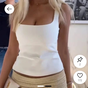 Slutsåld zara topp - Snygg vit croppad linnetopp med fyrkantig ringning och breda axelband. Perfekt för varma dagar och enkel att matcha med olika underdelar. Stilren och fräsch design. Säljs inte längre 