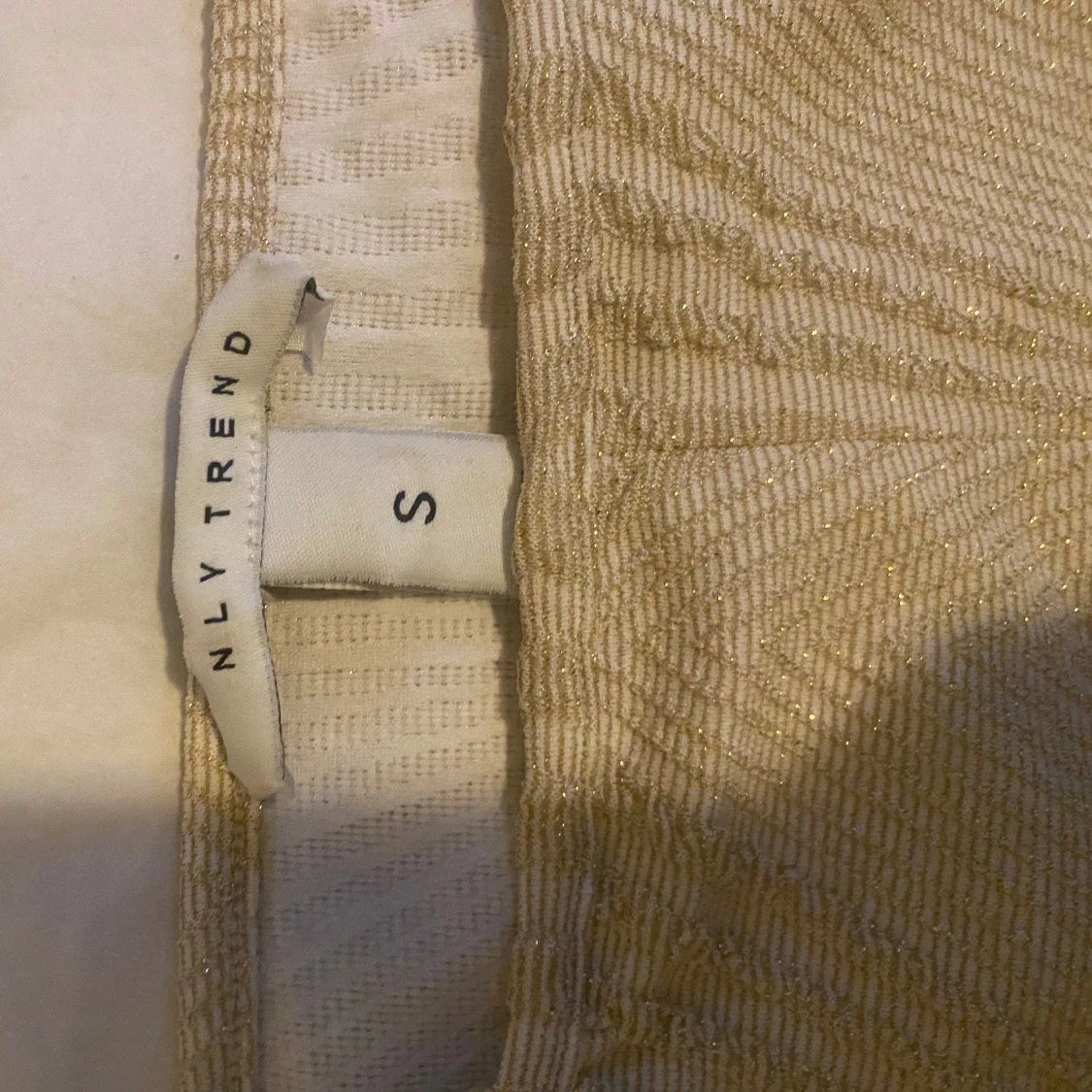 Beige glittrig croppad linnetopp från ONLY - 1