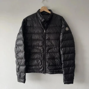 Moncler Acorus - Moncler Acorus, Storlek 3. Svart Moncler jacka i väldigt bra skick. Skriv vid frågor.