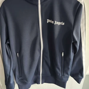 Palm angels tröja - En tvär fet full zip Palm angels tröja. Kostar väl ett par tusen ny. Mitt pris 1599, pris kan diskuteras. Inga slitage eller defekter. Storlek S. ställ gärna frågor vid funderingar 