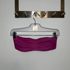 Lila bikini tubtopp - En söt lila bikini tubtopp från Stadium! Passar dem som bär S/XS med minde byst. En liten fläck förekommer men är knappt synligt då färgen döljer. Mjukt och stretchigt material! 💜