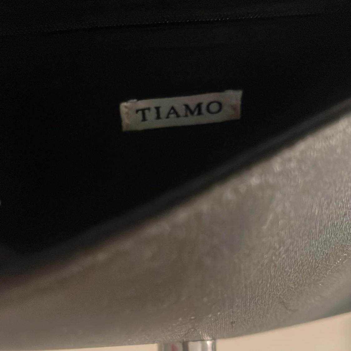 Svart axelväska med kedjedetalj från Tiamo - 2