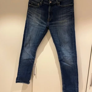 Calvin Klein Jeans blåa jeans - Ett par mörkblå jeans från Calvin Klein Jeans. I gott skick, använda ett fåtal gånger. Slim modell. Nypris 1200kr   Storlek: 32/30