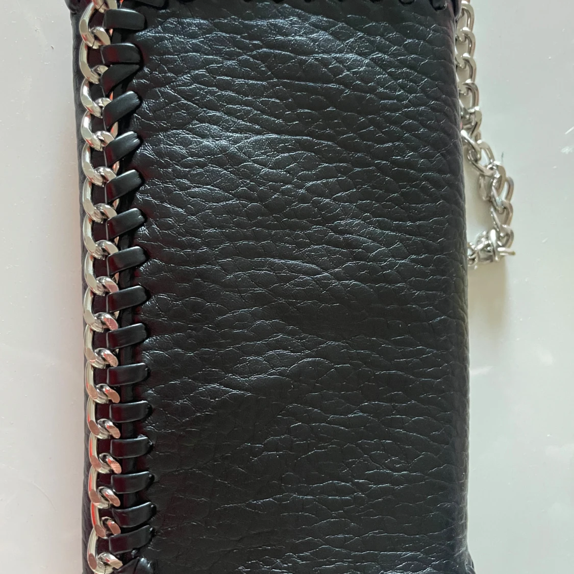 Svart axelväska med kedja från Tiamo - 4