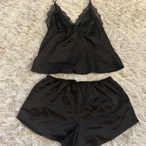 Spets pyjamas - Jätte snygg pyjamas med spets ifrån ASOS. Storlek 34💕