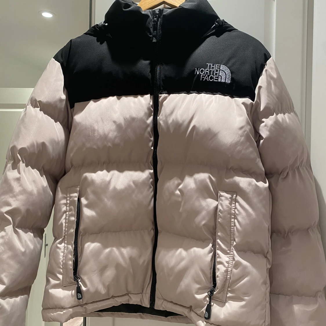 Beige och svart dunjacka från The North Face