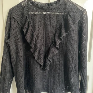 Svart vävd blus - Svart vävd blus med volang