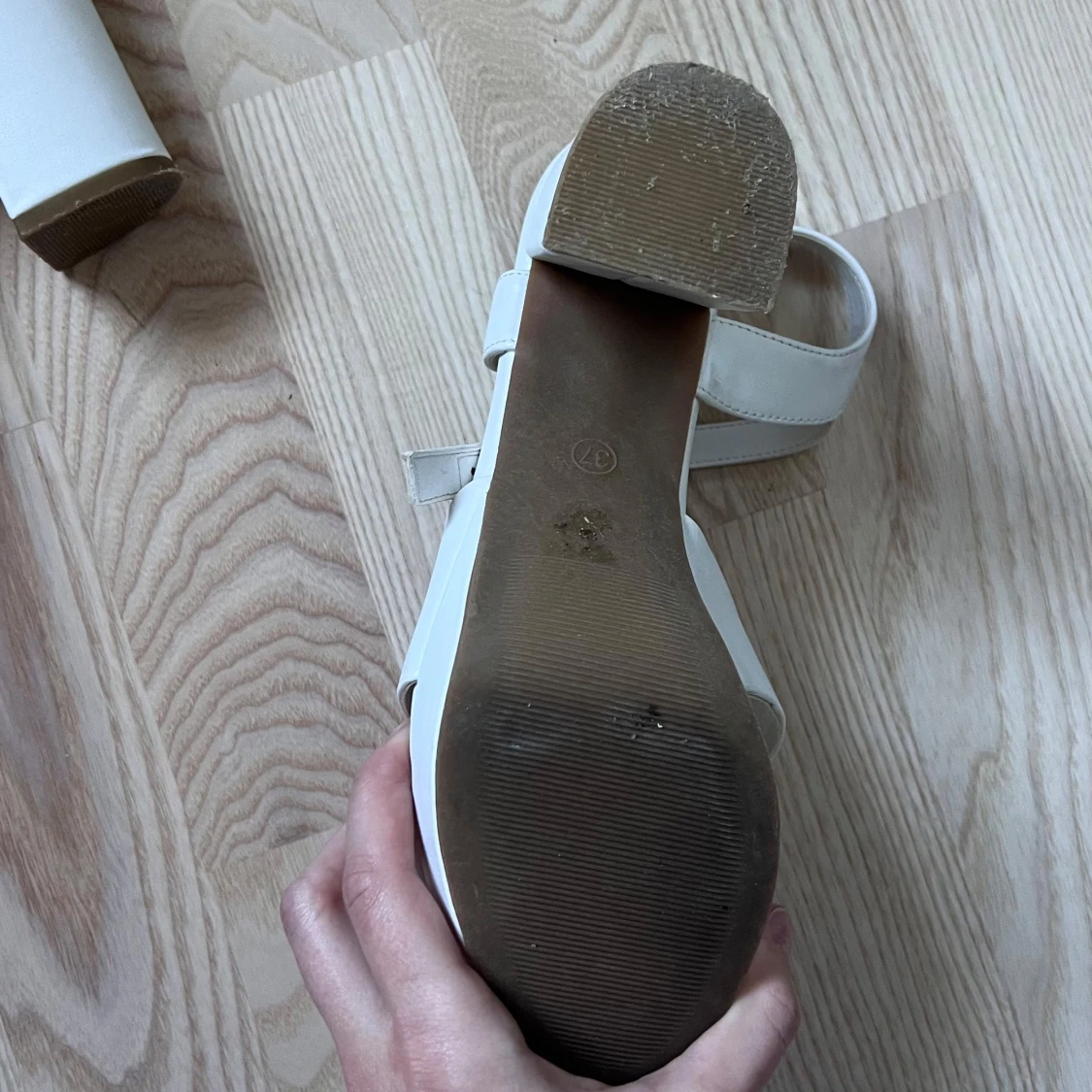 Vita platåsandaler från VOX - 2