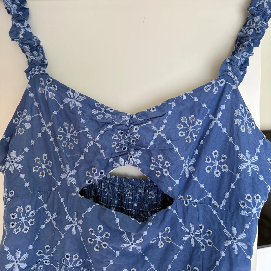 Blå klänning med broderat mönster och cut-out - 1