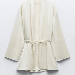 ZARA-Oversized kimono - Vitt kimono från Zara, det är dock oversized i form och storleken är XS-S.