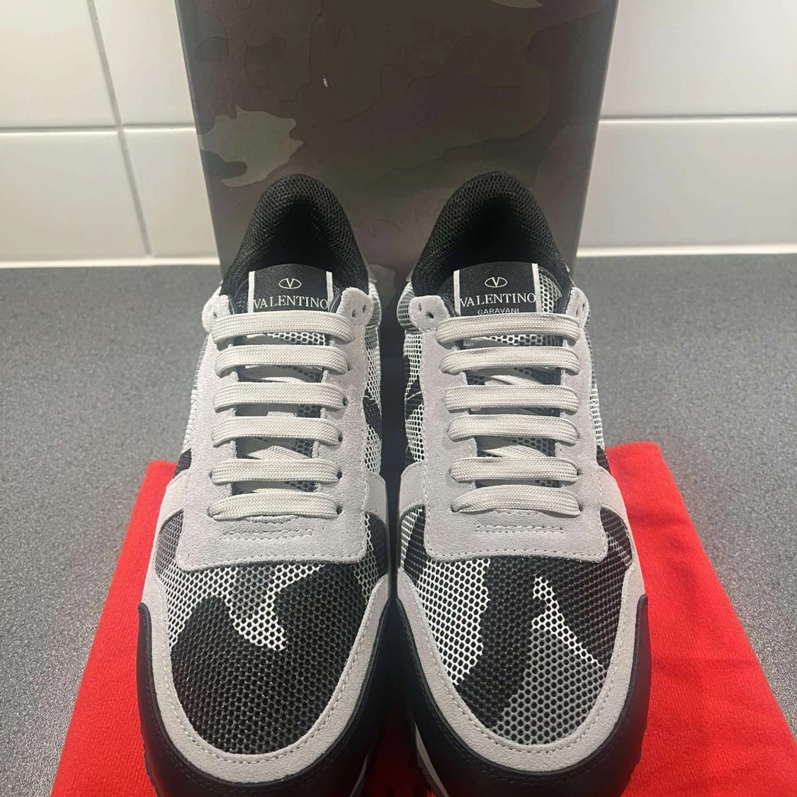 Valentino Garavani Rockrunner sneakers svart och grå - 2