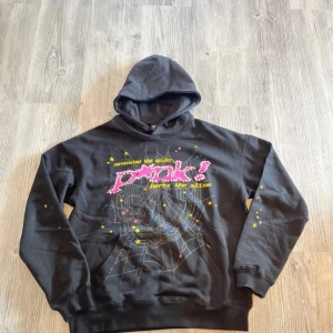 Sp5der hoodie p*nk! - Tjena, säljer min sp5der hoodie som e helt ny har testat den en gång men tycker att den sitter lite liten för mig. Så väjer att sälja den, Ny pris är 1500kr så vill gärna tjäna lite på de så säljer denna för 1400kr. Storlek M
