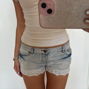 Lågmidjade vintage jeansshorts  - Så snygga lågmidjade vintage jeansshorts med spets! Jag är 168 och det är mina bilder, köp via köp nu direkt eller Swish, kvar tills markerad som såld 💖
