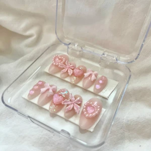 Rosa press-on naglar med glitter och 3D-dekorationer - ✨Hemmagjorda gelélösnaglar, lim medkommer ✨ (gjorda av en annan kreatör, säljer pga för små) 