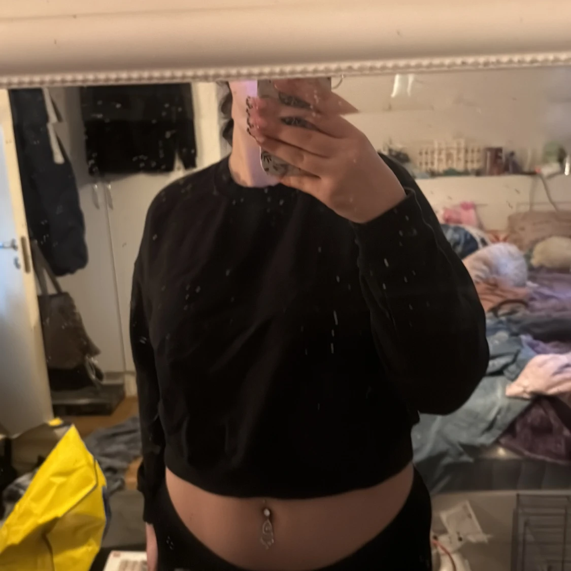 Svart croppad sweatshirt från 157