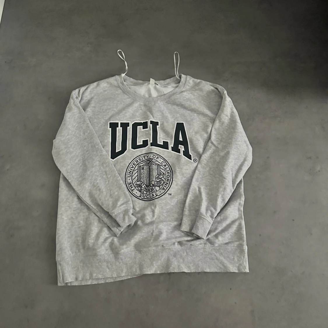 Grå sweatshirt med UCLA-tryck från H&M