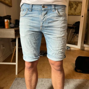 Ljusblå jeansshorts från Nudie Jeans - Snygga ljusblå jeansshorts från Nudie