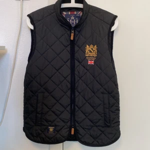 Svart quiltad väst från Morris - Nu säljer vi denna stilrena quiltade västen från Morris i storlek XS. Den är i toppskick, inga defekter alls då den knappt är använd. Nypris ligger runt 2000, vårt pris: 549 😇 Priset är inte hugget i sten, ställ gärna frågor vid minsta lilla fundering 😃