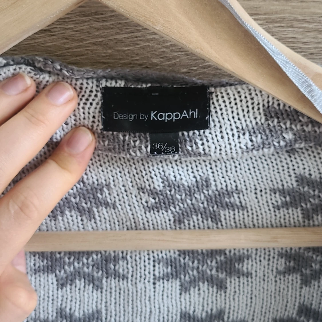 Gråvit omlottkofta med snöflingemönster från KappAhl - 1