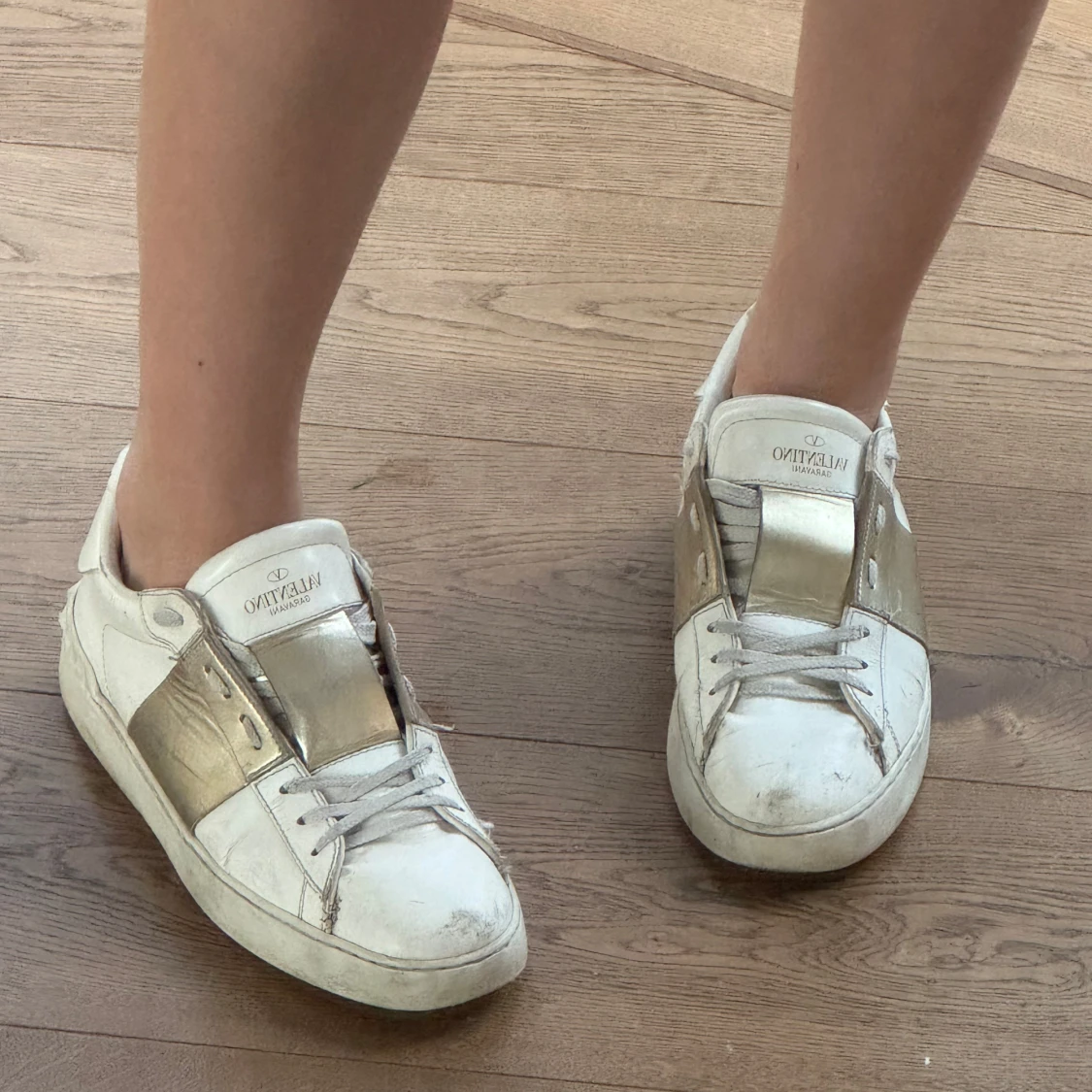 Valentino Garavani vita sneakers med gulddetaljer - 2