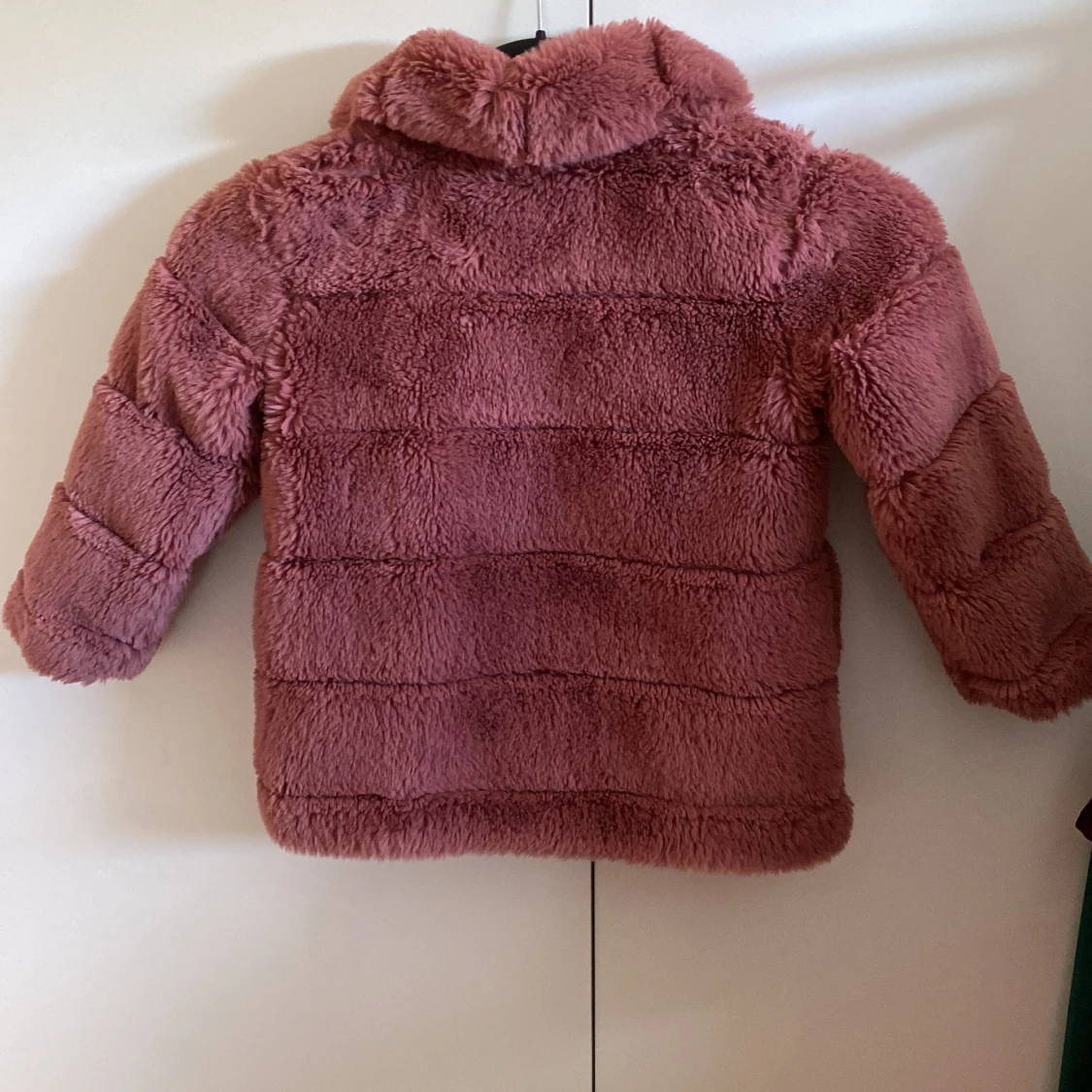 Rosa pälsjacka från Lindex Kids - 2