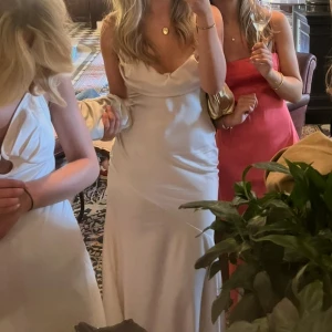 Beige balklänning i satin - Säljer min så fina balklänning i beige. Klänningen formar sig jättebra efter kroppen och är i satin. Perfekt för sommarens baler!