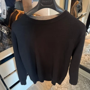 Brunello cucinelli tröja - Tröja från det extremt exklusiva italienska märket Brunello cucinelli. Köptes från en second hand marknad i Nice för något år sedan och har använts en del sen dess, fortfarande i fint skick! 😁