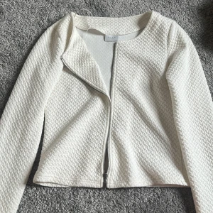 Vit kofta från Vila - Säljer en vit kofta/kavaj från Vila