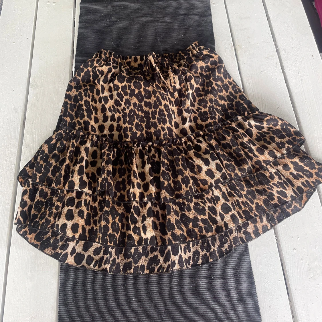 Leopardmönstrad volangkjol med knytband