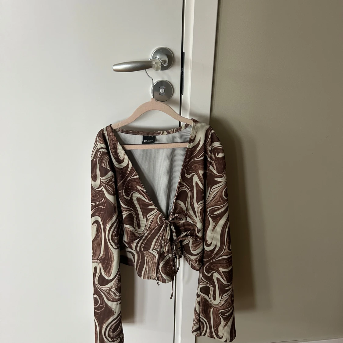 Brun och beige omlottopp med knyt