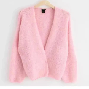 Snygg och populär kofta från Lindex! - Säljer denna fina kofta som är i super skick! Endast använd några fåtal gånger och köpte för drygt 400 kr därav priset. Strl Xs-S samt slutsåld💞💞