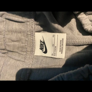 Nike tech fleece set grå - Jag säljer ett Nike tech fleece set!
