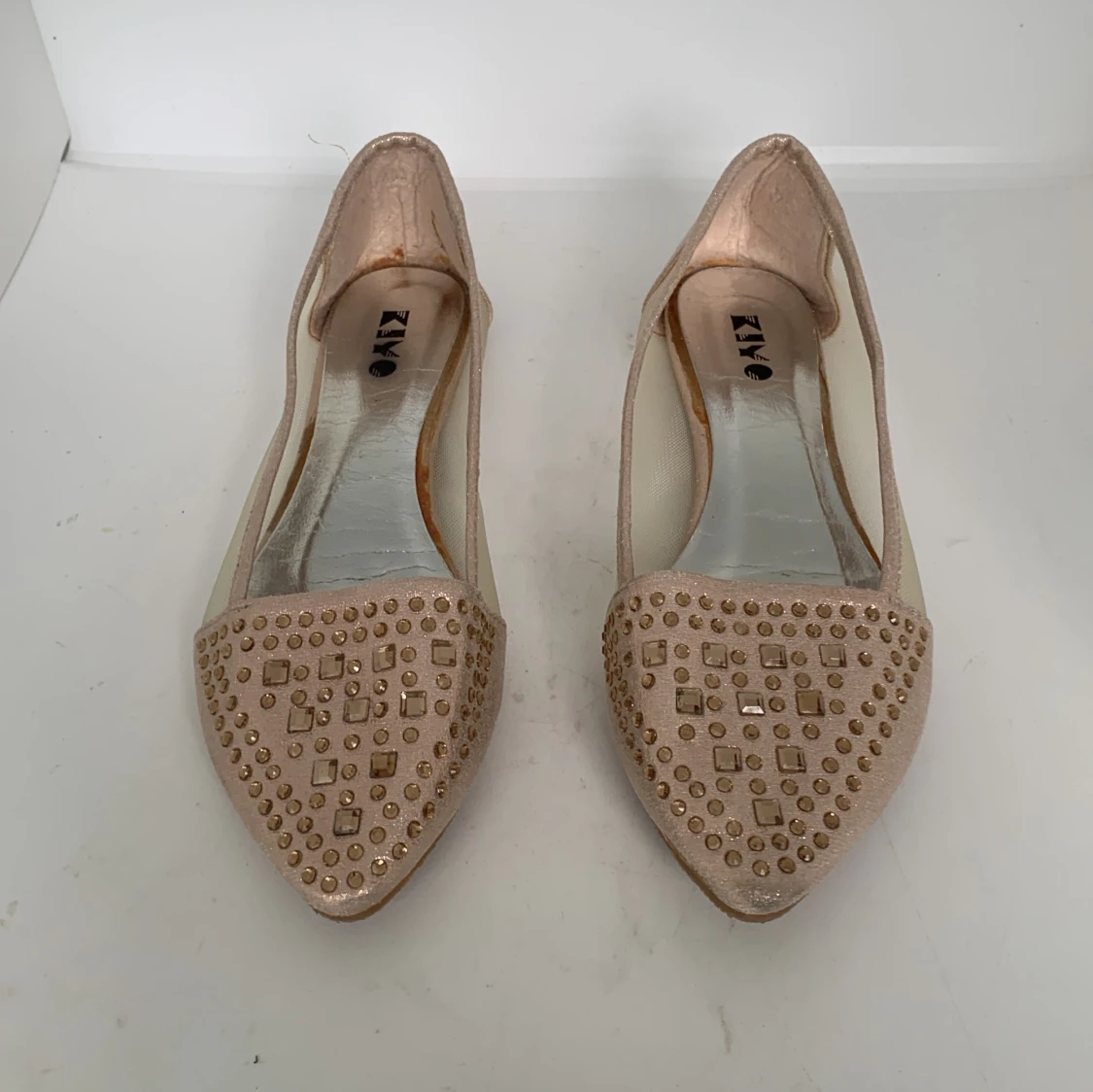 Glittriga ballerinaskor i guld med nitar - 2