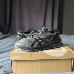 Grå ASICS Gel-Quantum 360 VIII sneakers - Säljer ett par grå ASICS Gel-Quantum 360 VIII sneakers med svarta detaljer och mesh-överdel. Skorna har en sportig design med rund tå och platt sula, perfekta för dig som gillar stilrena och bekväma sneakers.