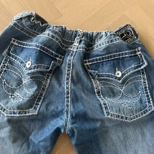 snygga baggy lowrise jeans - fina detaljer, sydda lowrise och har gummiband i midjan vilket går att ta bort. 