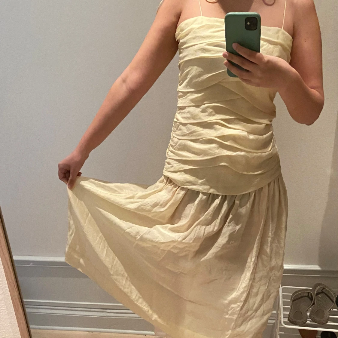 Ljusgul klänning med tunna axelband från Zara - 1