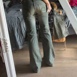 Lågmidjade jeans - Lågmidjade gröna jeans, de är bootcut och är i bra skick innerbennslängden är 81cm
