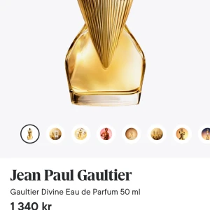 Jean Paul Gaultier Gaultier Divine Eau de Parfum 50 ml - En lyxig parfym i en unik, guldfärgad flaska formad som en kvinnokropp med detaljerade linjer och konformade bröst. Doften har inslag av lilja, maräng och salt. Kommer i en elegant vit och guldig förpackning.