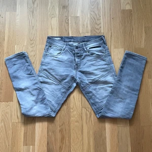 Grå jeans från Jack & Jones - Inga skador alls, skriv vid frågor/funderingar. Storlek: W29 L30