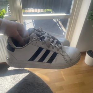 Adidas skor+vinterskor - Säljer dessa par skor för ett dunderpris! Adidas skorna är i hyfsat skick och är egentligen mest smutsig så det går att rengöra för att få dom se ännu renare ut, vinterskorna är i bra skick, inga tydliga skador och väldigt sköna o bekväma skor🌸 (går även att köpa bara ett par)