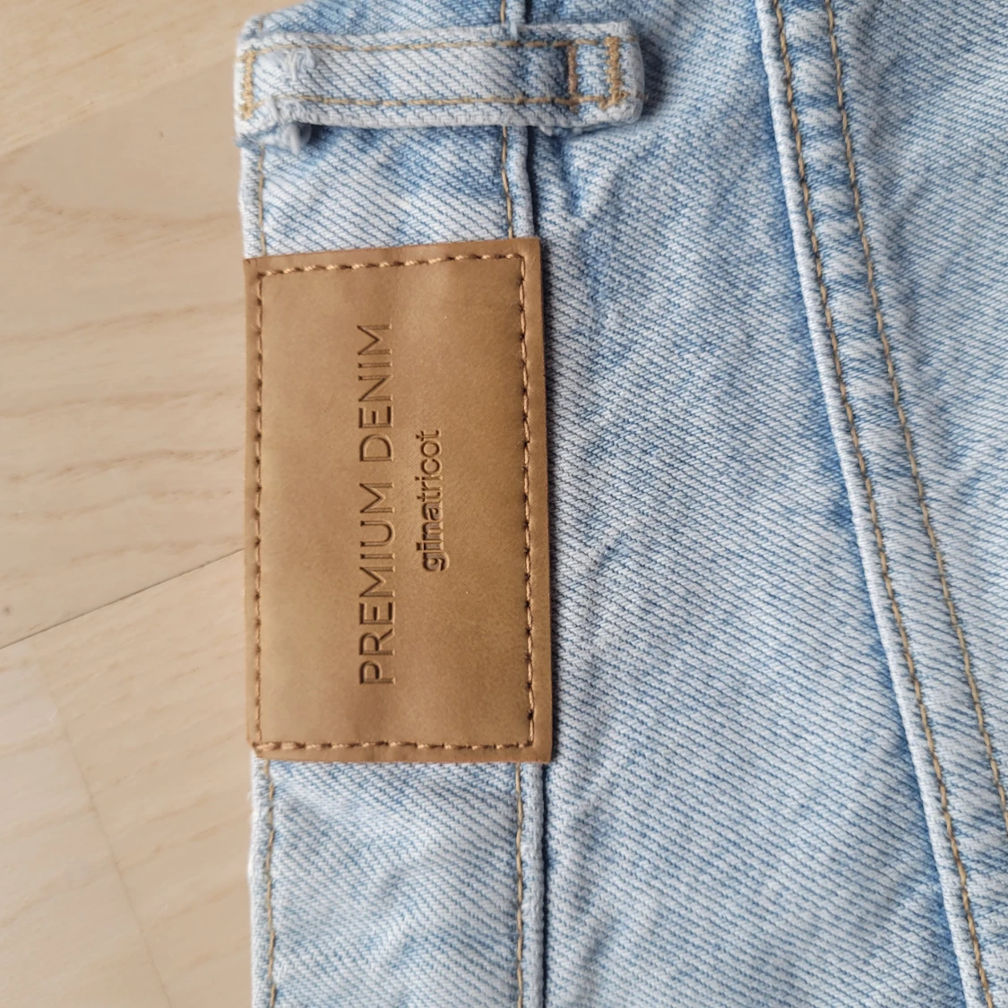 Ljusblå jeans med slitningar från gina tricot - 2