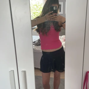 Svart kortkjol med glitterprickar från Gina Tricot🖤 - Supersöt svart kortkjol från Gina Tricot med glittriga prickar och veckad midja. Kjolen har en lätt utsvängd form och är perfekt för dig som vill ha något stilrent men ändå med lite extra detalj.