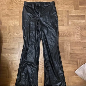 Svarta skinn bootcut byxor zara - Säljer ett par svarta skinn byxor som är mid/highwaist och bootcut. Använt en del gånger men ändå i bra skick.